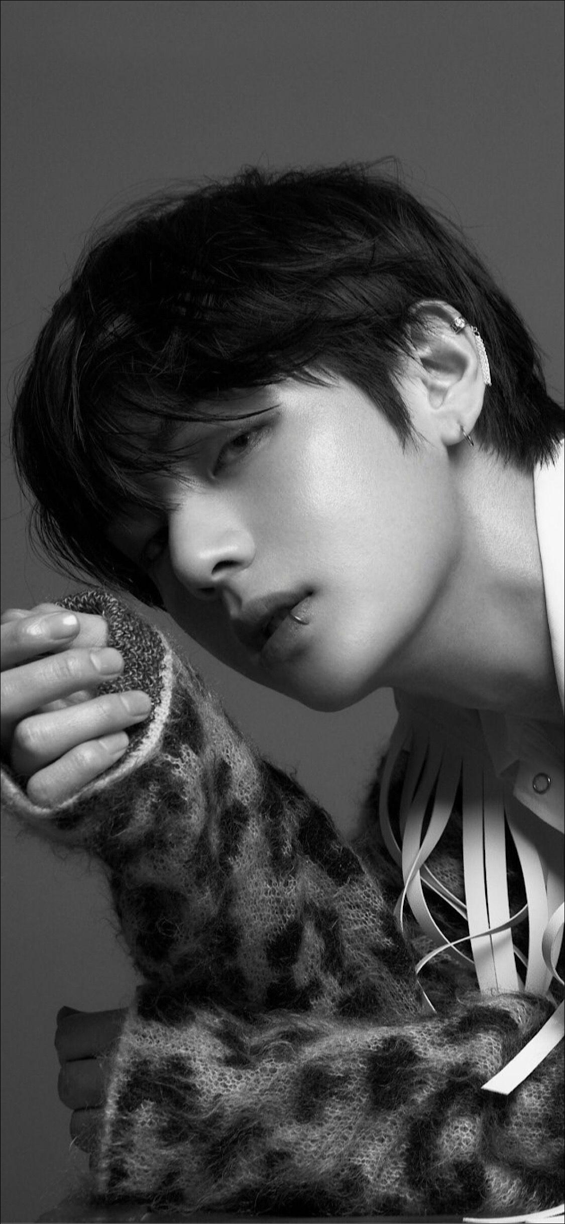 Bts Kim Taehyung Black And White Wallpaper Download Mobcup