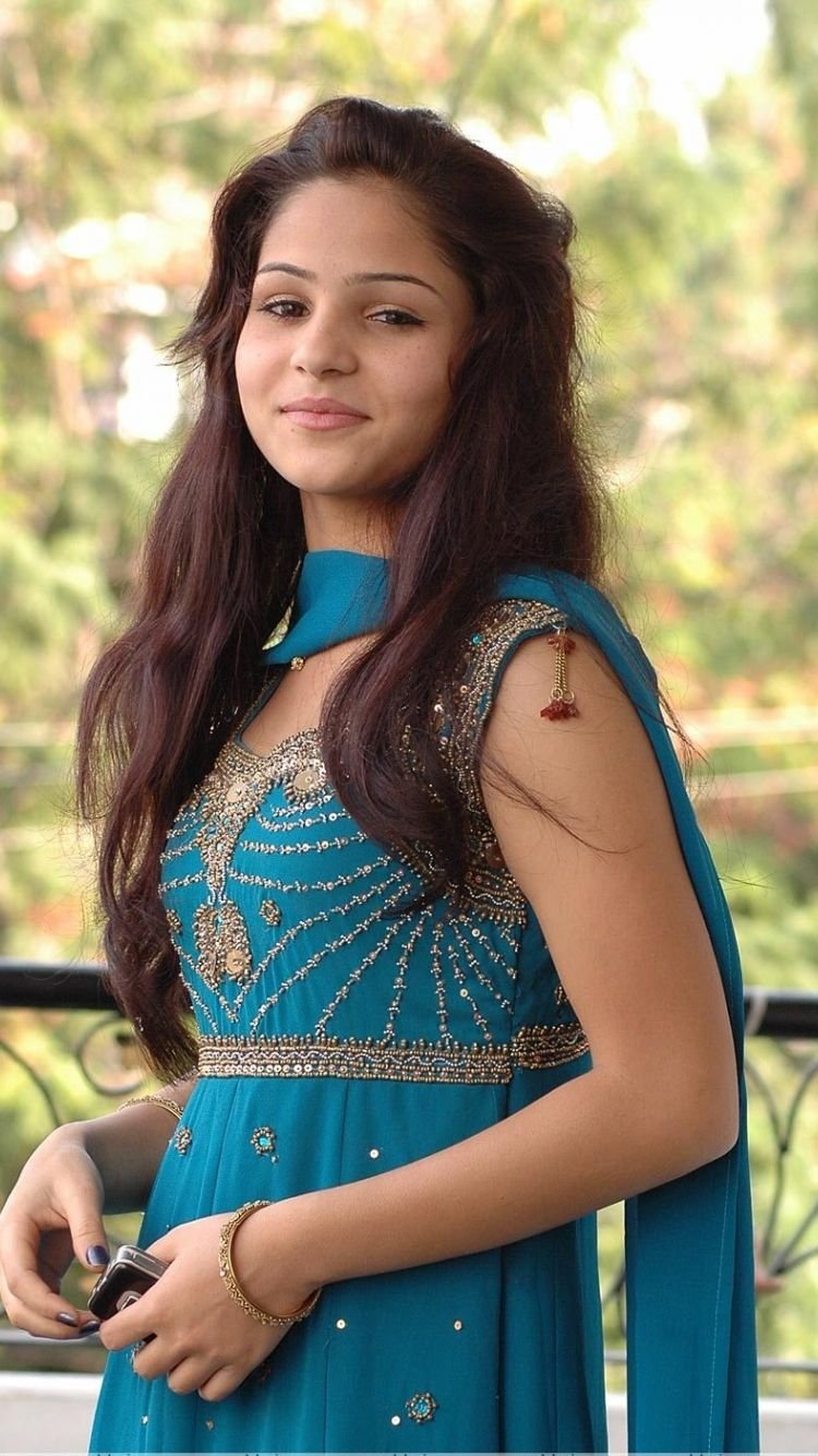 Beautiful Indian Girl Wallpaper Download | MobCup